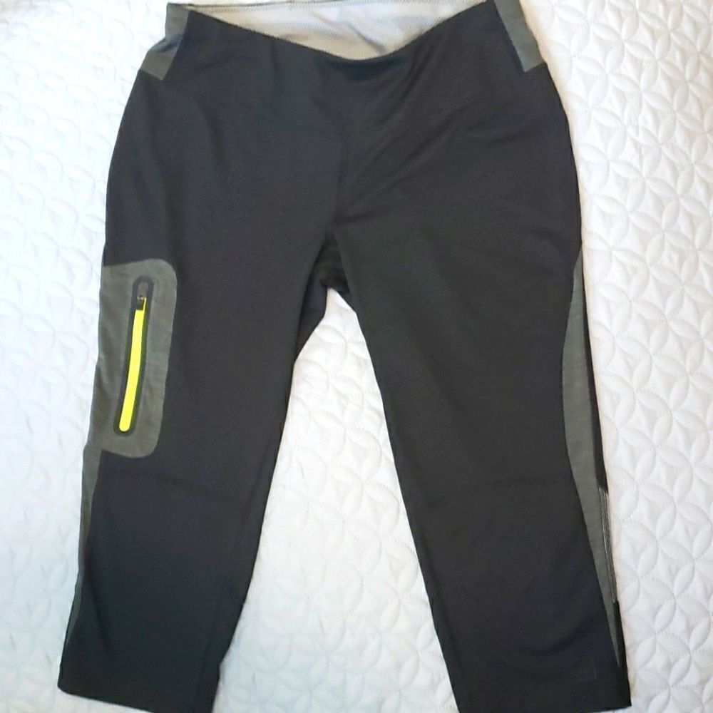 REI S Black Capri leggings